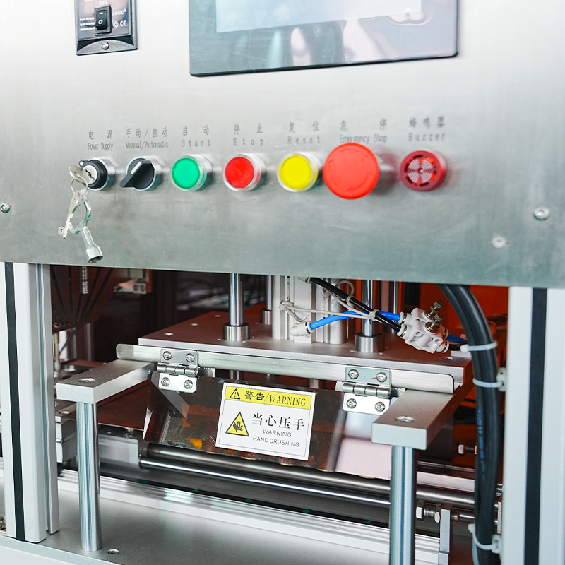 Helautomatisk laste- og matemaskin for kosmetisk aluminium