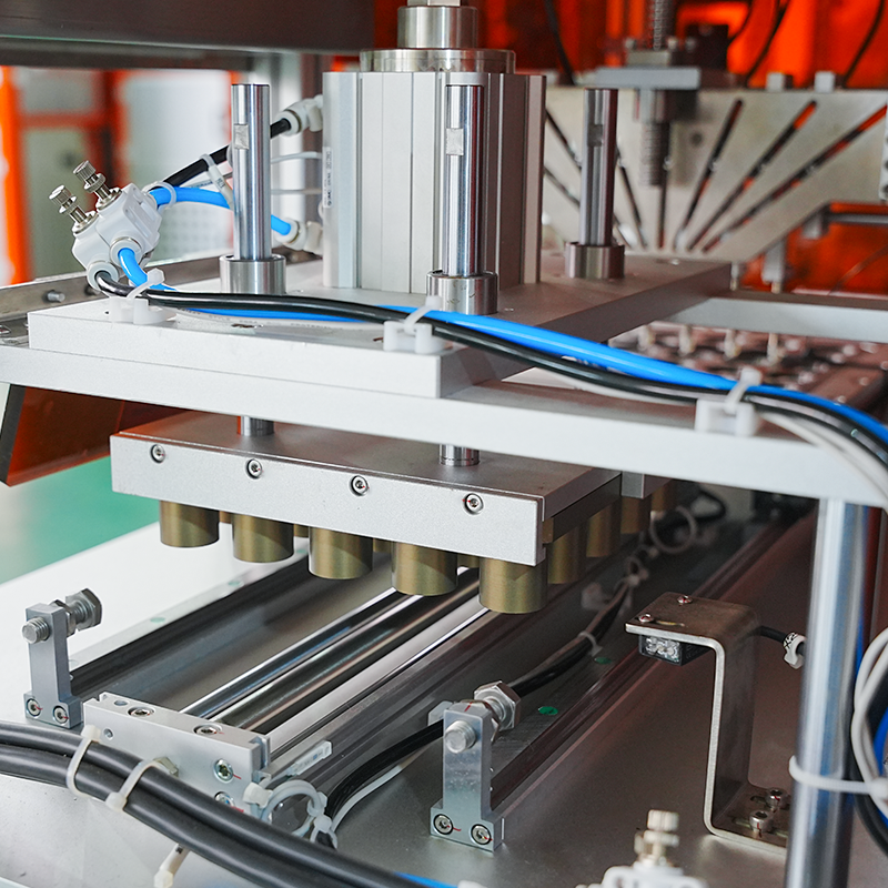Helautomatisk laste- og matemaskin for kosmetisk aluminium